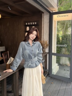 韩系气质浅蓝色牛仔衬衫女2026早春新款设计宽松显瘦腰带上衣套装