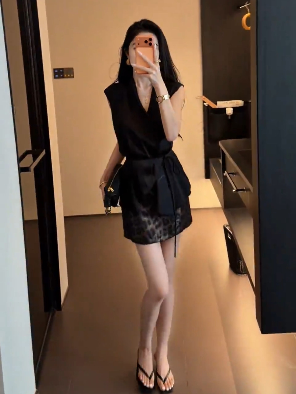 缎面黑色V领无袖衬衫烫金豹纹裙