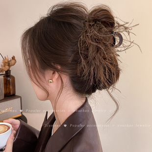 法式高级感咖色网纱羽毛抓夹2024新款驼鸟毛发夹后脑勺半扎发头饰