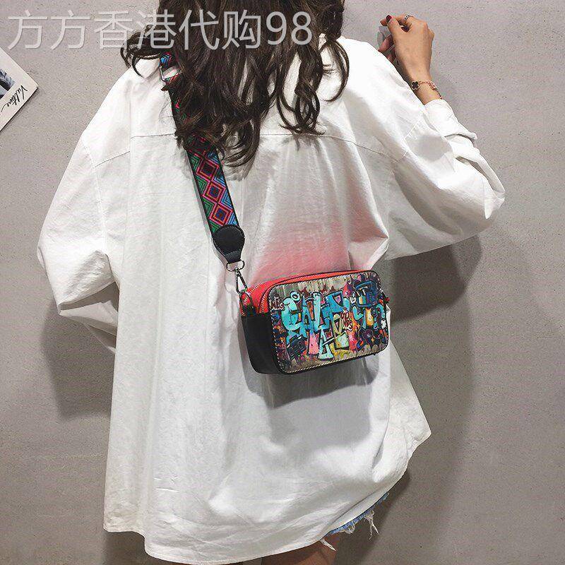 热销女包时尚小包包女2026新款潮宽肩带蹦迪小方包涂鸦单肩斜挎包