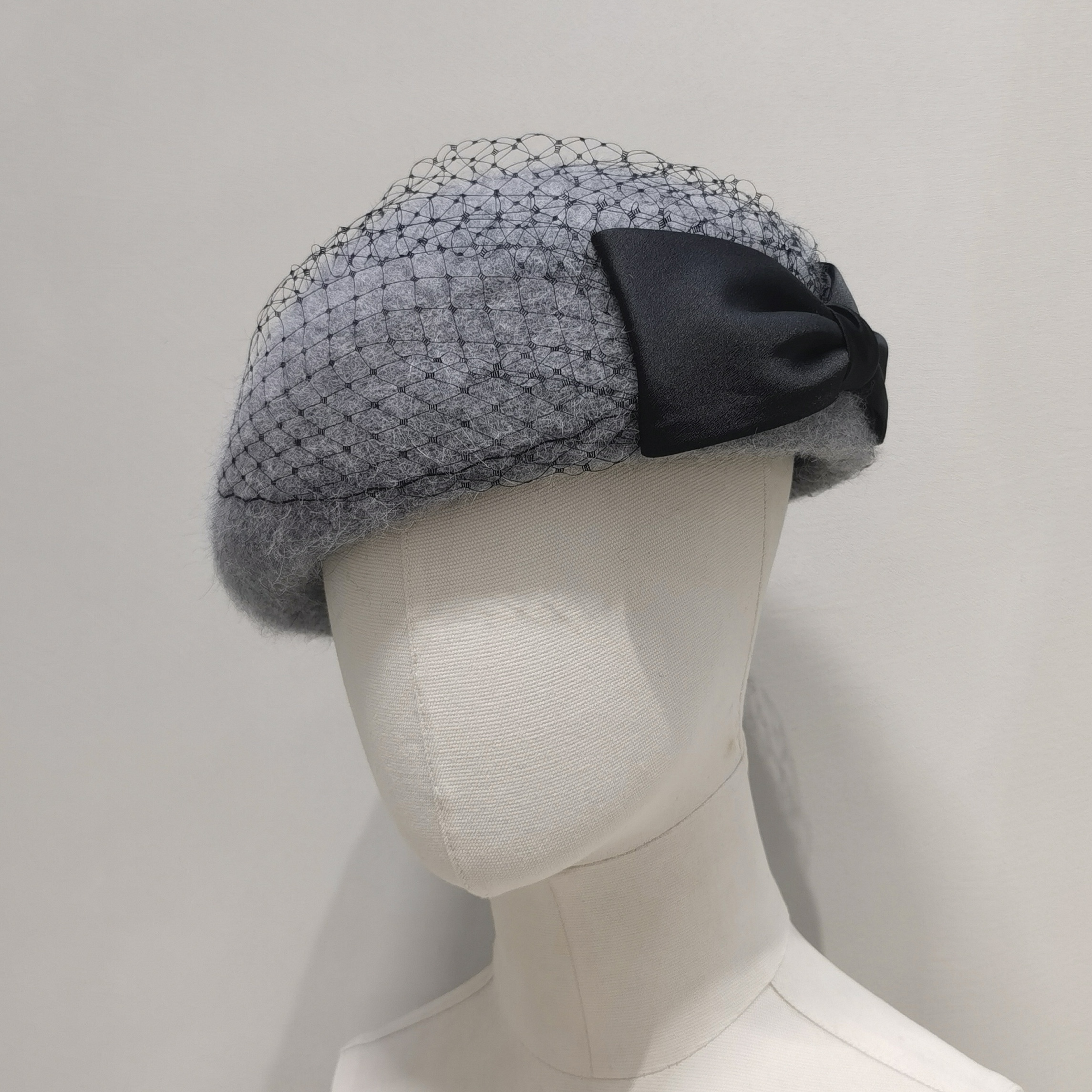 高档兔毛混绵羊毛贝雷帽女秋冬蝴蝶结网纱小礼帽法式优雅灰色帽子