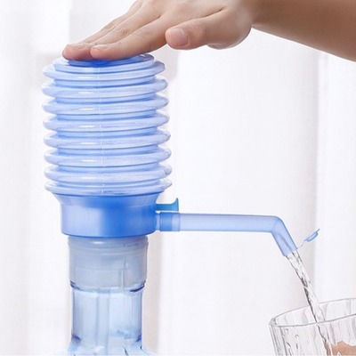 Water pressure device, bucket packaged sailor pressure mine