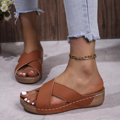 Thick soled cross toed flip flops with exposed toes, women'