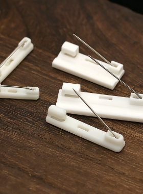 高粘性背胶扣针塑料可黏贴平底工牌安全别针胸针徽章胸牌材料配件