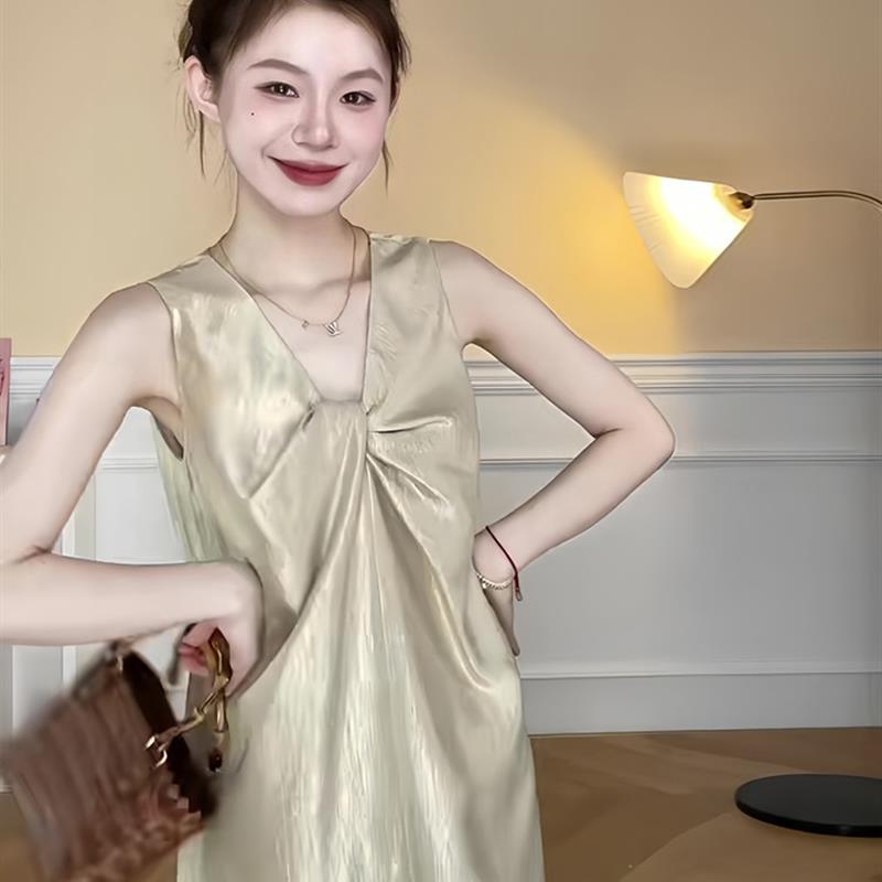 v领扭结系带无袖连衣裙女装2025新款夏季轻奢高级感珠光鎏彩裙子