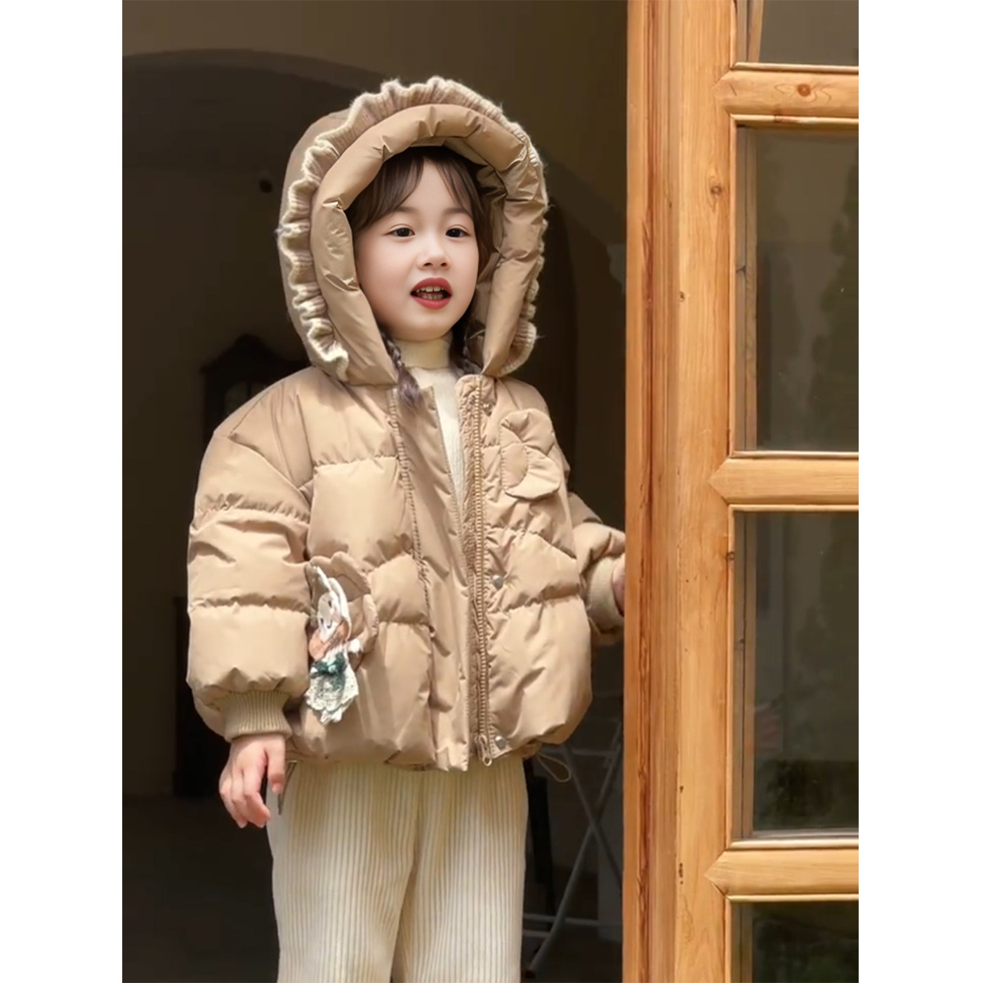 女童卡其色花边连帽羽绒服2025冬装新款儿童韩版装饰加厚保暖外套