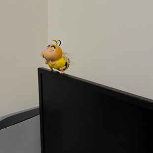 蜜蜂小新办公室装饰摆件蜡笔小新工位桌面电脑显示屏幕解压小挂件