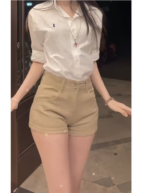 复古设计感卡其色包臀牛仔短裤
