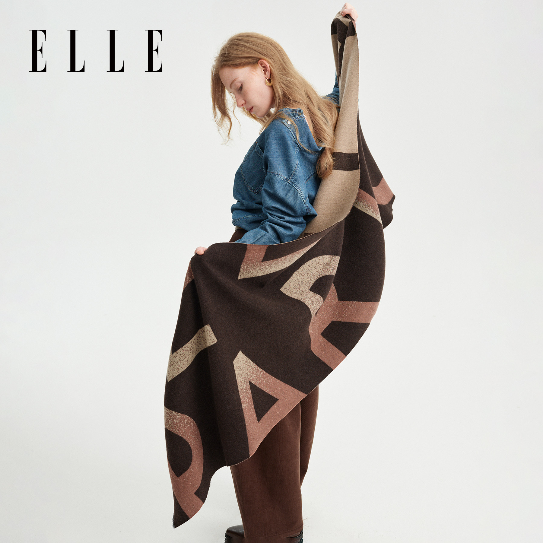 ELLE渐变字母提花披肩女士秋冬季保暖时尚大尺寸围巾外搭斗篷披风