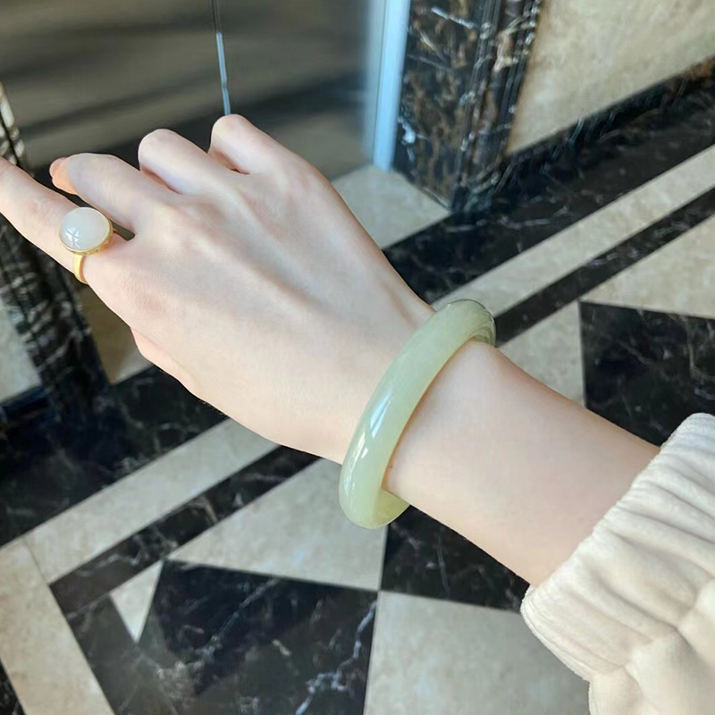 和田玉手镯女款少女年轻款扁条青海晴水青白玉羊脂玉冰种贵妃镯子