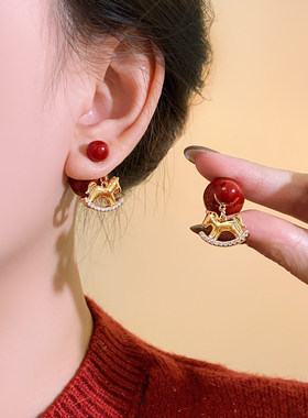 chomelkinsey双面红色珍珠小马耳钉女小众设计时尚本命年新年耳饰