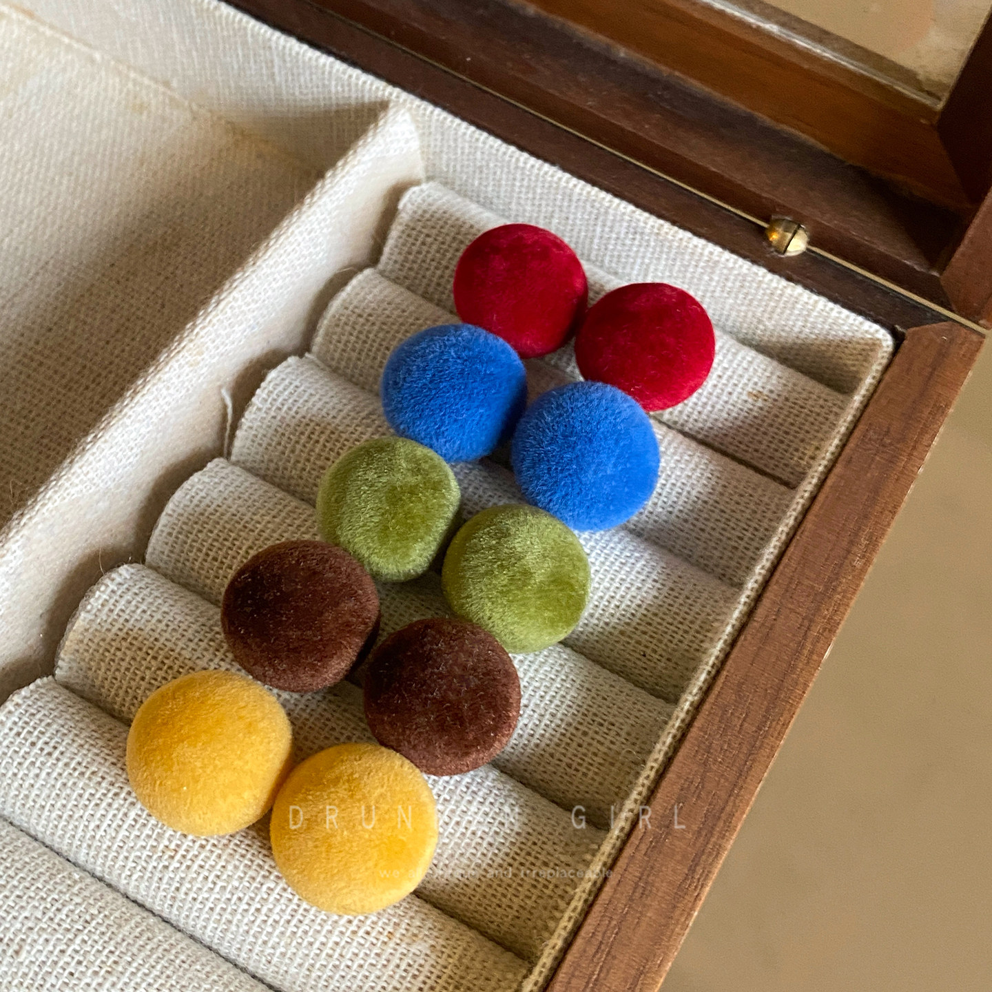 红色复古植绒圆球耳钉女