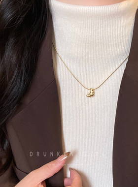 韩女配方 韩系牛角包吊坠项链女款秋冬独特设计高级感毛衣链配饰