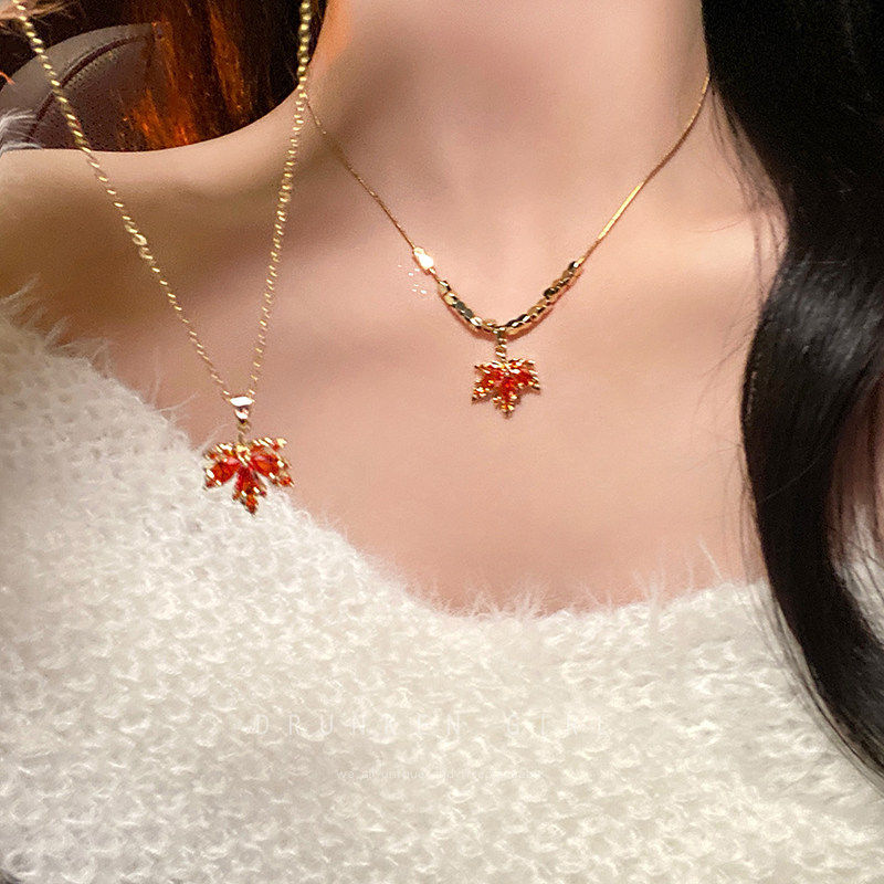 钛钢红色枫叶吊坠项链女新年小众锁骨链轻奢高级感秋冬毛衣链配饰