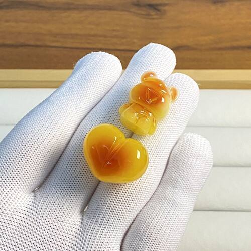 天然二代琥珀蜜蜡雕刻俏色天地孔屁桃暴力熊diy文玩配饰套装