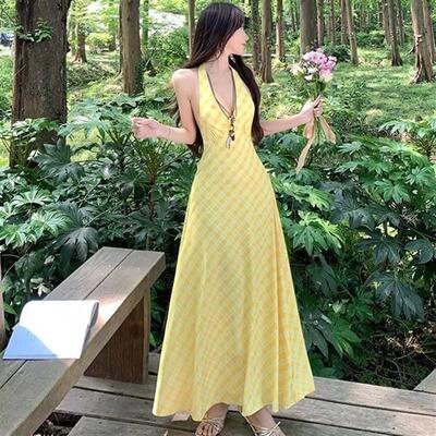 度假风性感露背V领挂脖连衣裙女夏季高腰显瘦纯欲黄色格纹a字长裙