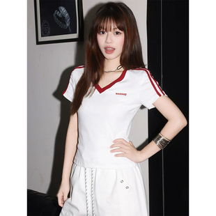 WASSUP短袖T恤女短款V领夏日通勤漂亮小上衣2026新款辣妹正肩修身