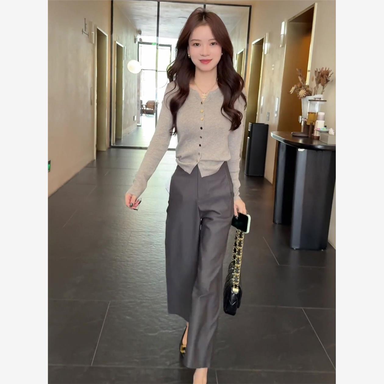 一套非常时尚的早秋套装：一件时尚的长袖针织上衣和高腰阔腿休闲