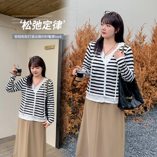 设计感上衣311595 假两件条纹连帽针织开衫 女早秋新款 大码 女装