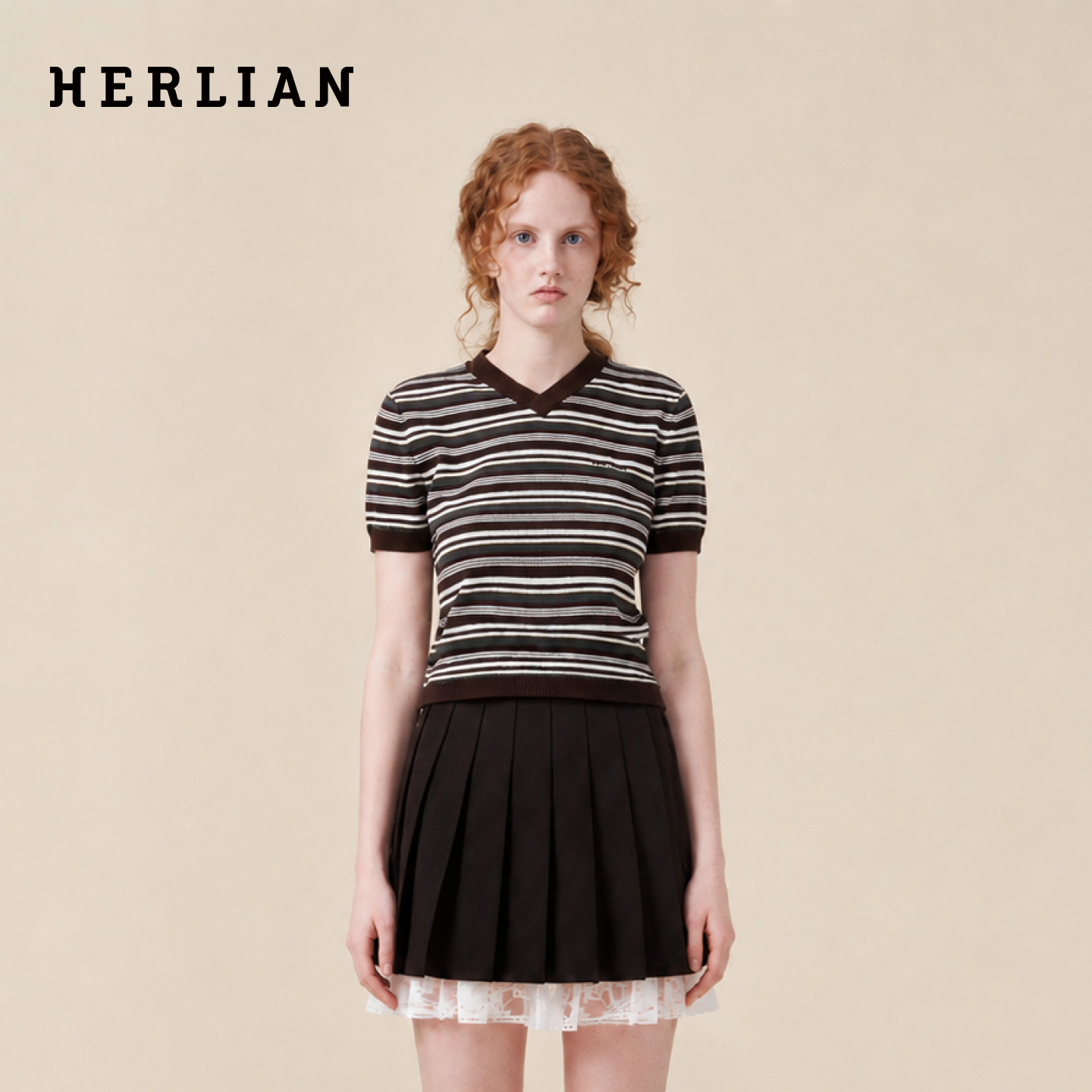 HERLIAN 2026年秋季新品女士复古条纹拼色V领短袖套头针织衫miu系