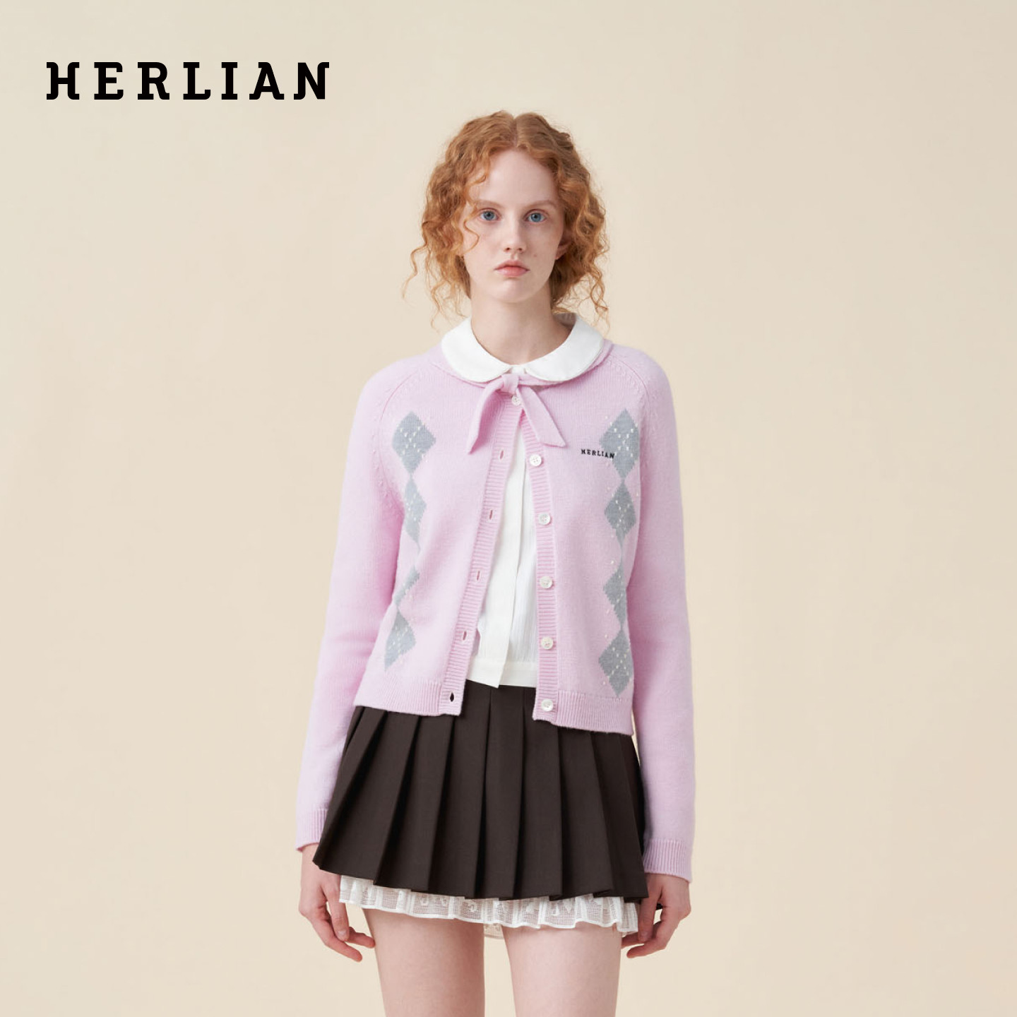 HERLIAN 2026年秋季新品女士蝴蝶结领菱格甜美学院长袖针织开衫