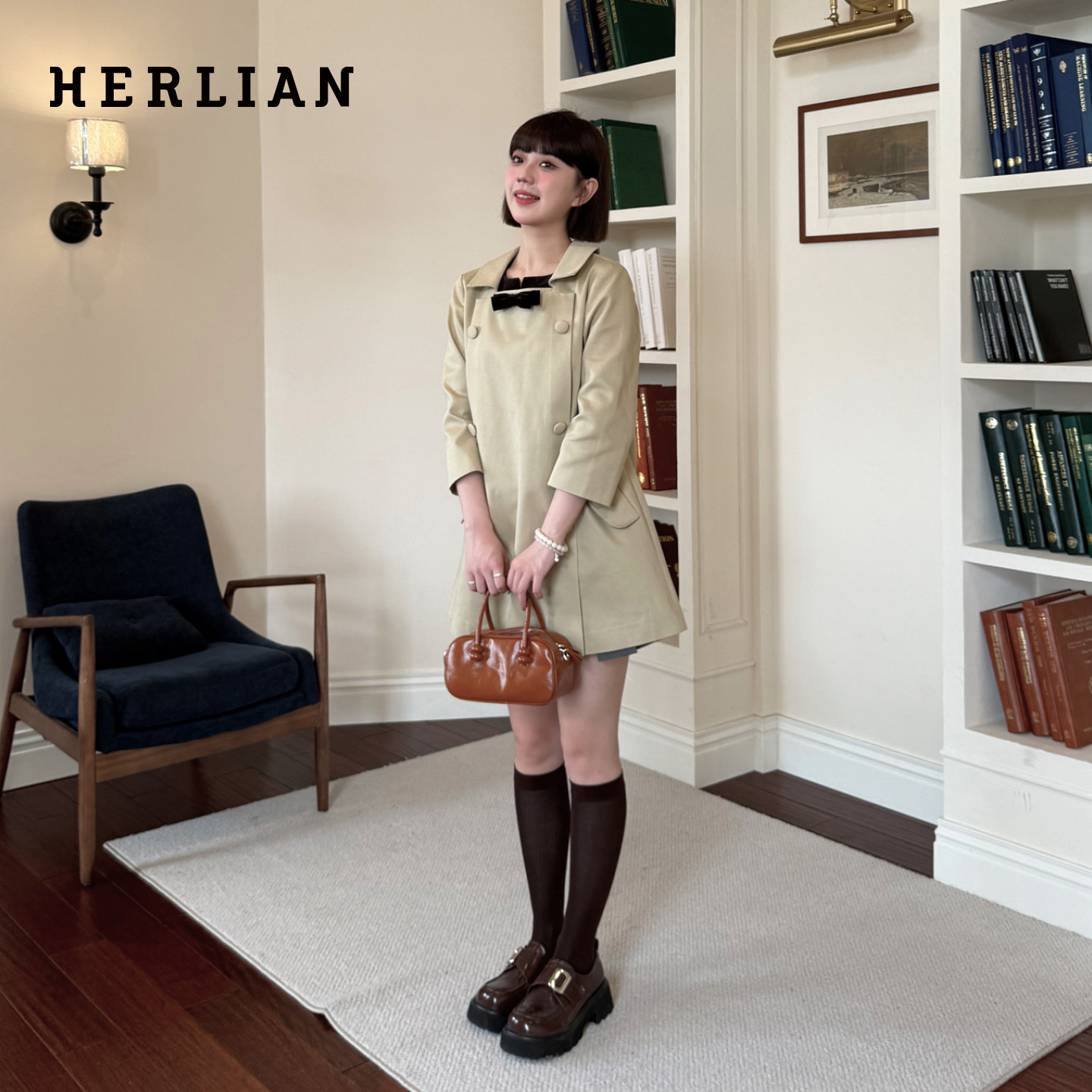 HERLIAN秋季新品女士背后暗扣设计蝴蝶结娃娃领风衣外套