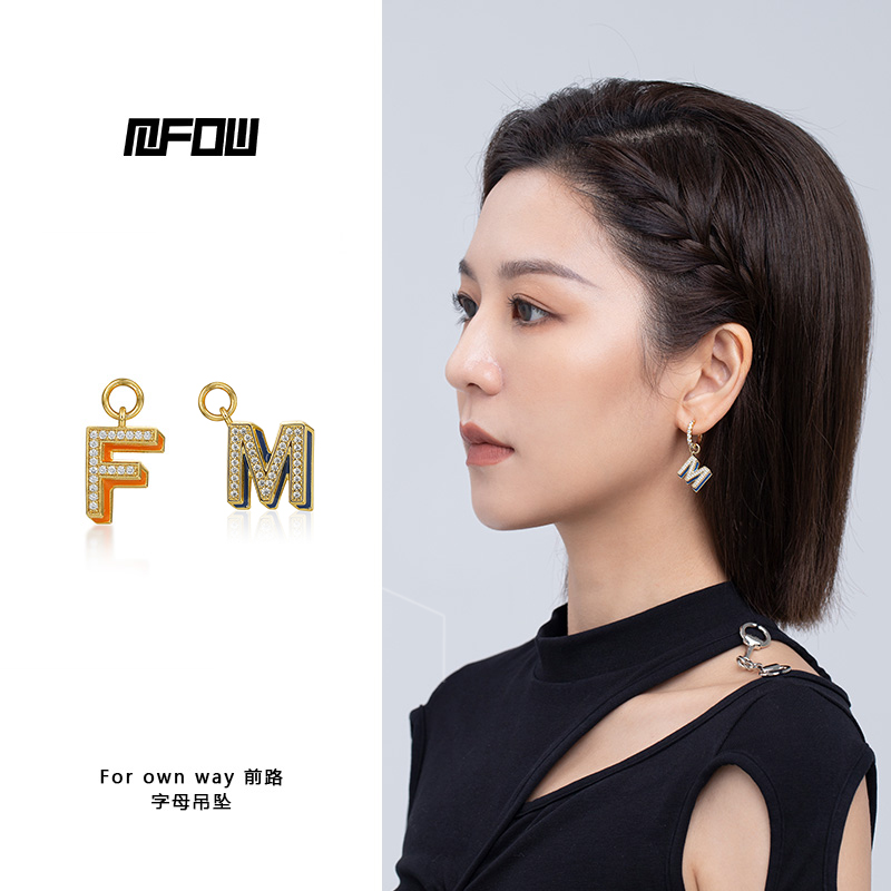 字母吊坠镶嵌女性锆石