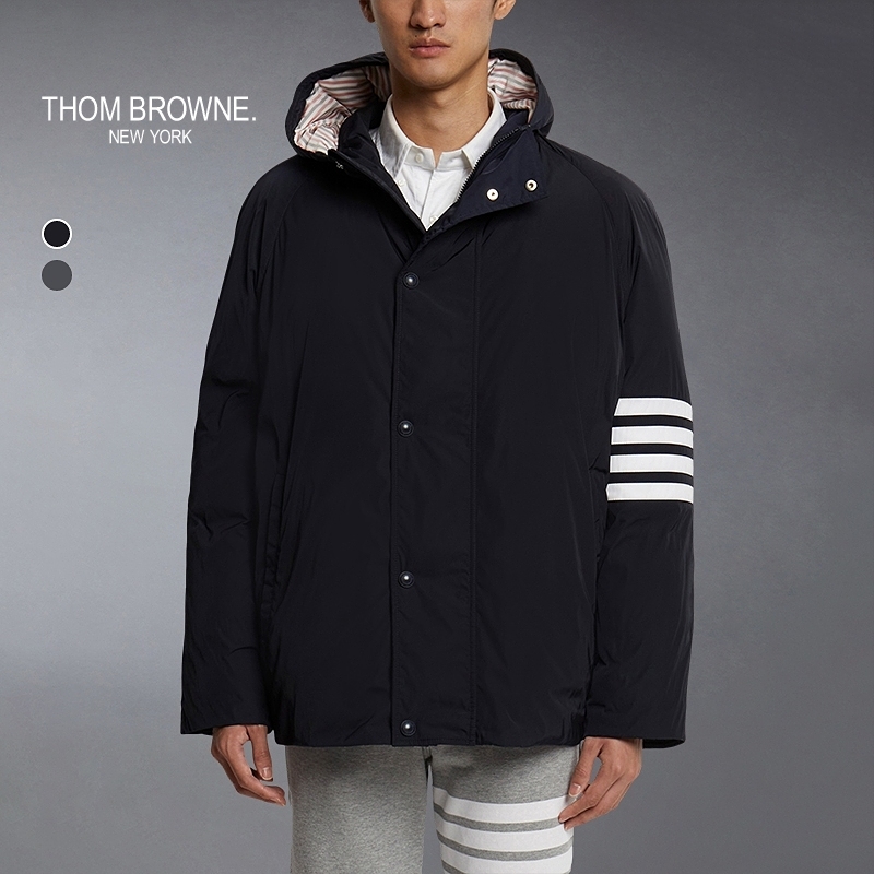 THOM BROWNE 男士连帽内置背带宽松羽绒服 - 封面