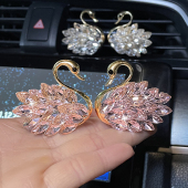 新款 饰夹珍珠水钻车载香氛摆件 天鹅汽车出风口香水车内空调香薰装