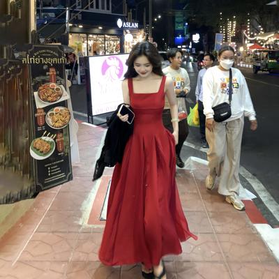 一罐杏仁桃法式气质赫本风红色吊带连衣裙新款高级感收腰A字长裙