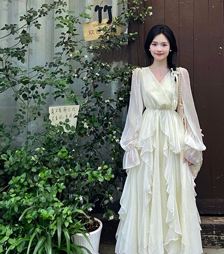 一罐杏仁桃2025年春夏新款奶白色初恋仙女裙温柔风v领显瘦连衣裙
