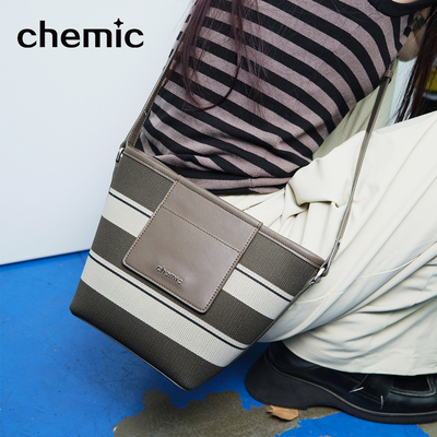 Chemic2023秋冬新品水桶包撞色条纹原创设计高级感女包