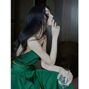 赎罪电影款绿色V领露背吊带连衣裙女2025新款高级感长裙子性感