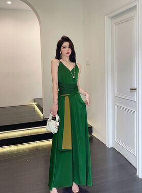 绿色V领露背吊带连衣裙女2023新款高级感长裙子夏季收腰显瘦气质
