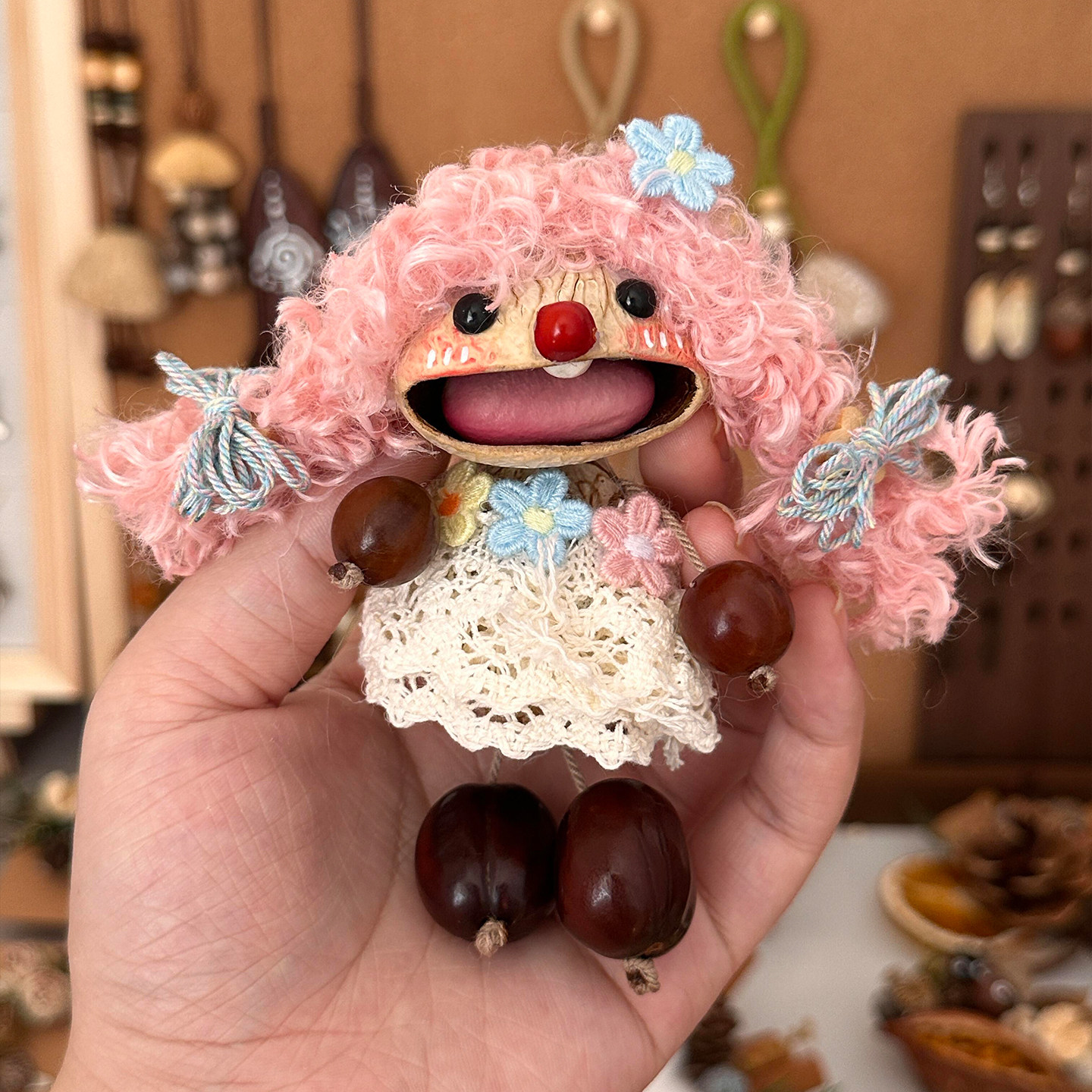 可爱果壳铃豆荚娃娃挂件天然疗愈系印尼果壳娃娃手摇解压包挂风铃