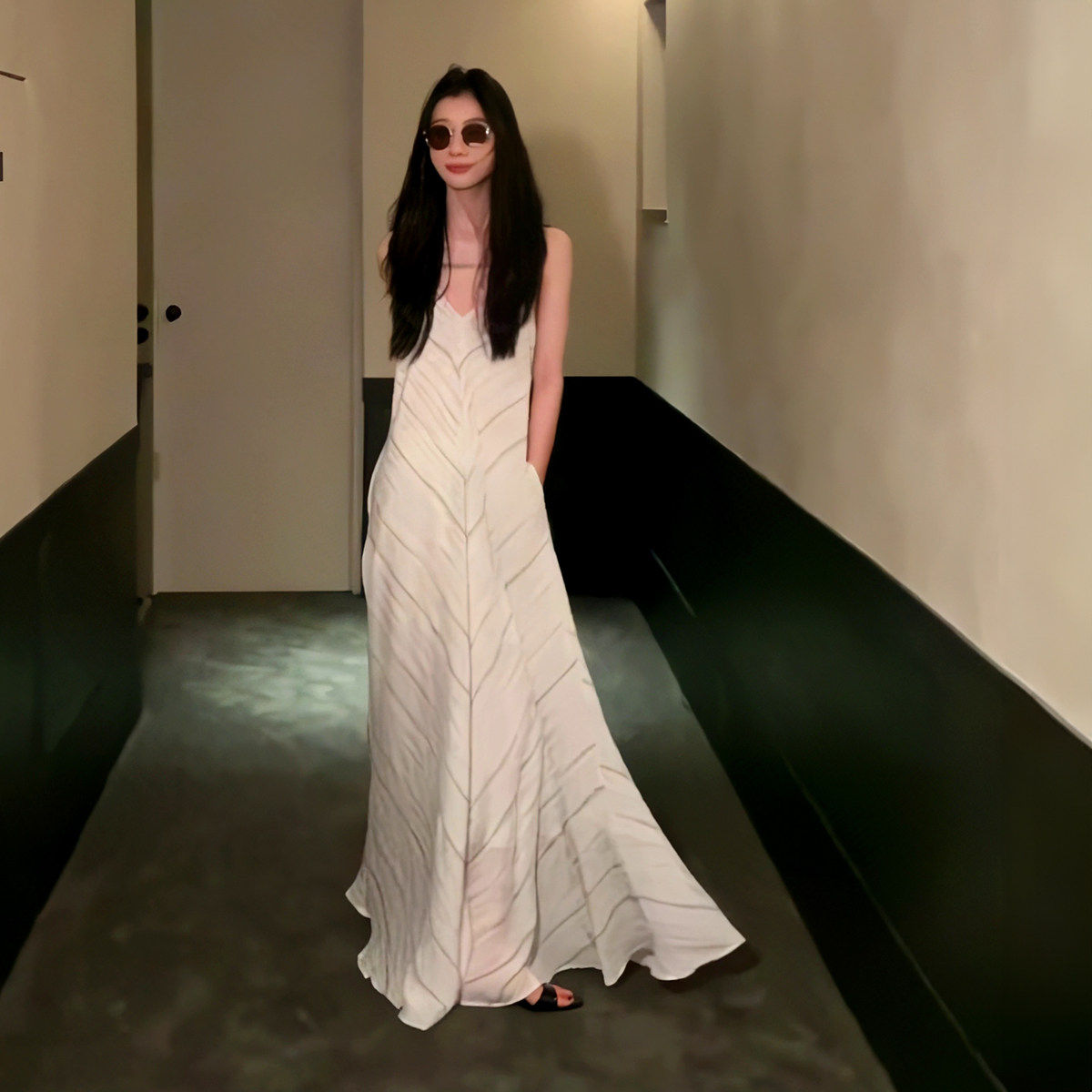 十三行新款简约时尚V领水墨条纹吊带连衣裙女高级感宽松露背长裙