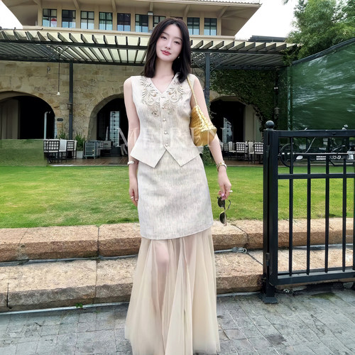 刺绣马甲网纱拼接半身裙两件套