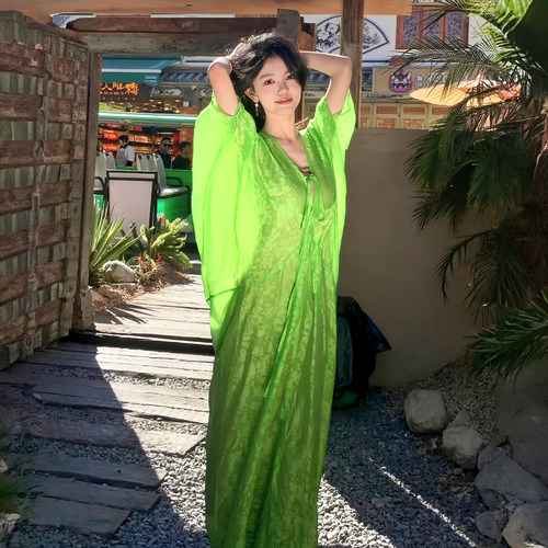 2026早春新款气质清冷感V领新中式度假裙2026年春新款微透长裙