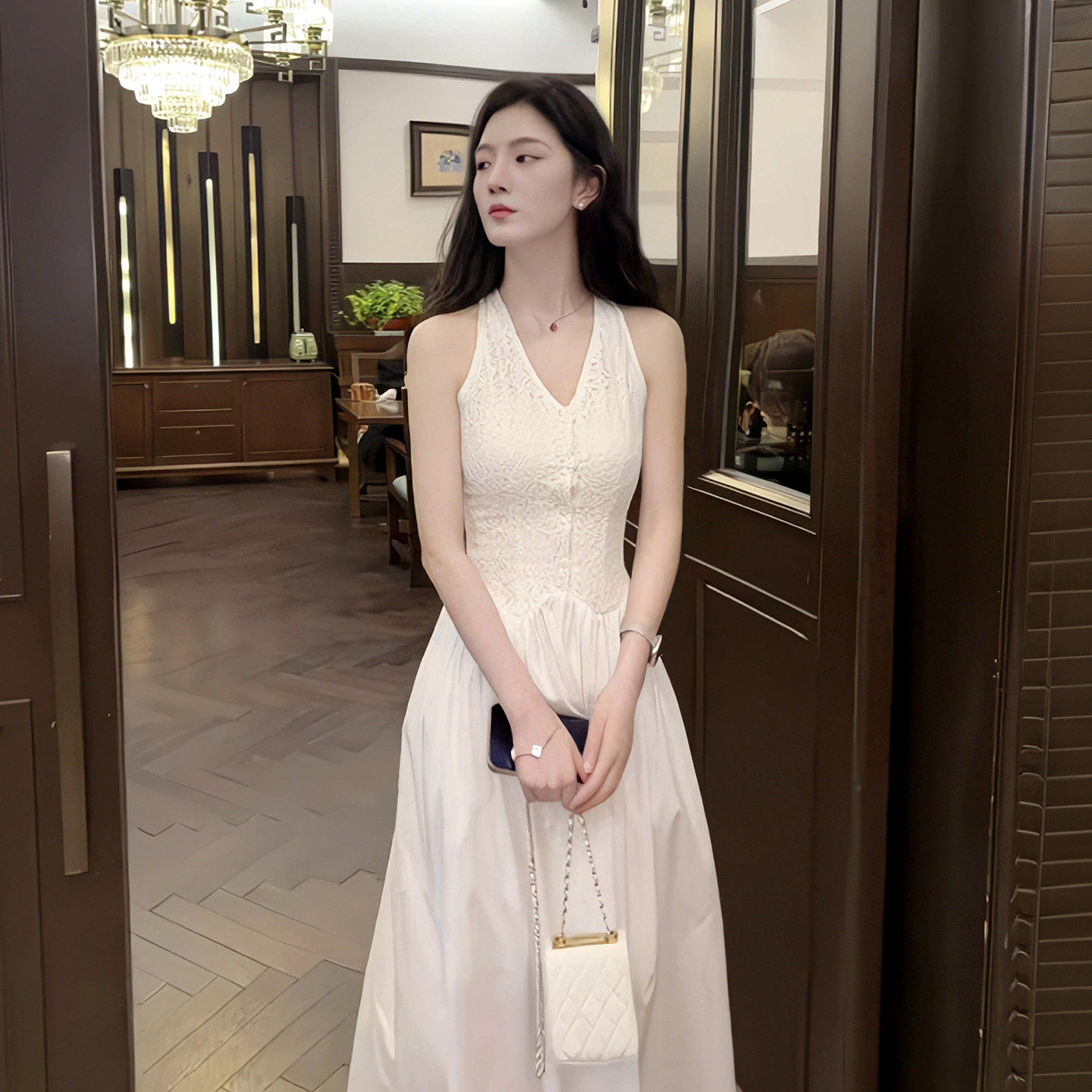 法式蕾丝拼接挂脖连衣裙女夏季设计感收腰裙子气质轻熟风a字长裙