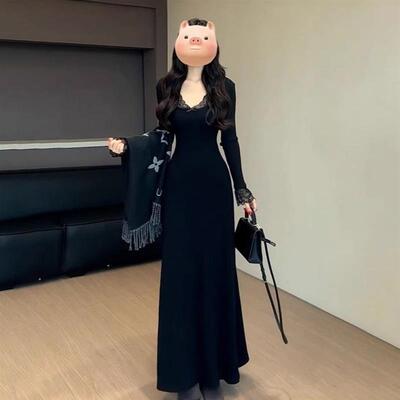 法式赫本风配大衣黑色V领针织连衣裙子女秋冬季2025新款气质绝美