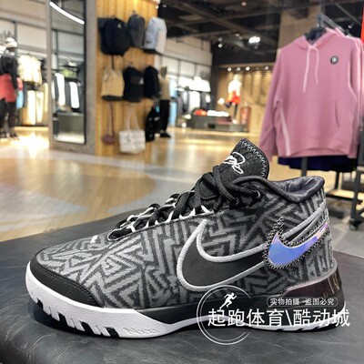 耐克男詹姆斯抗扭轻便实战篮球鞋