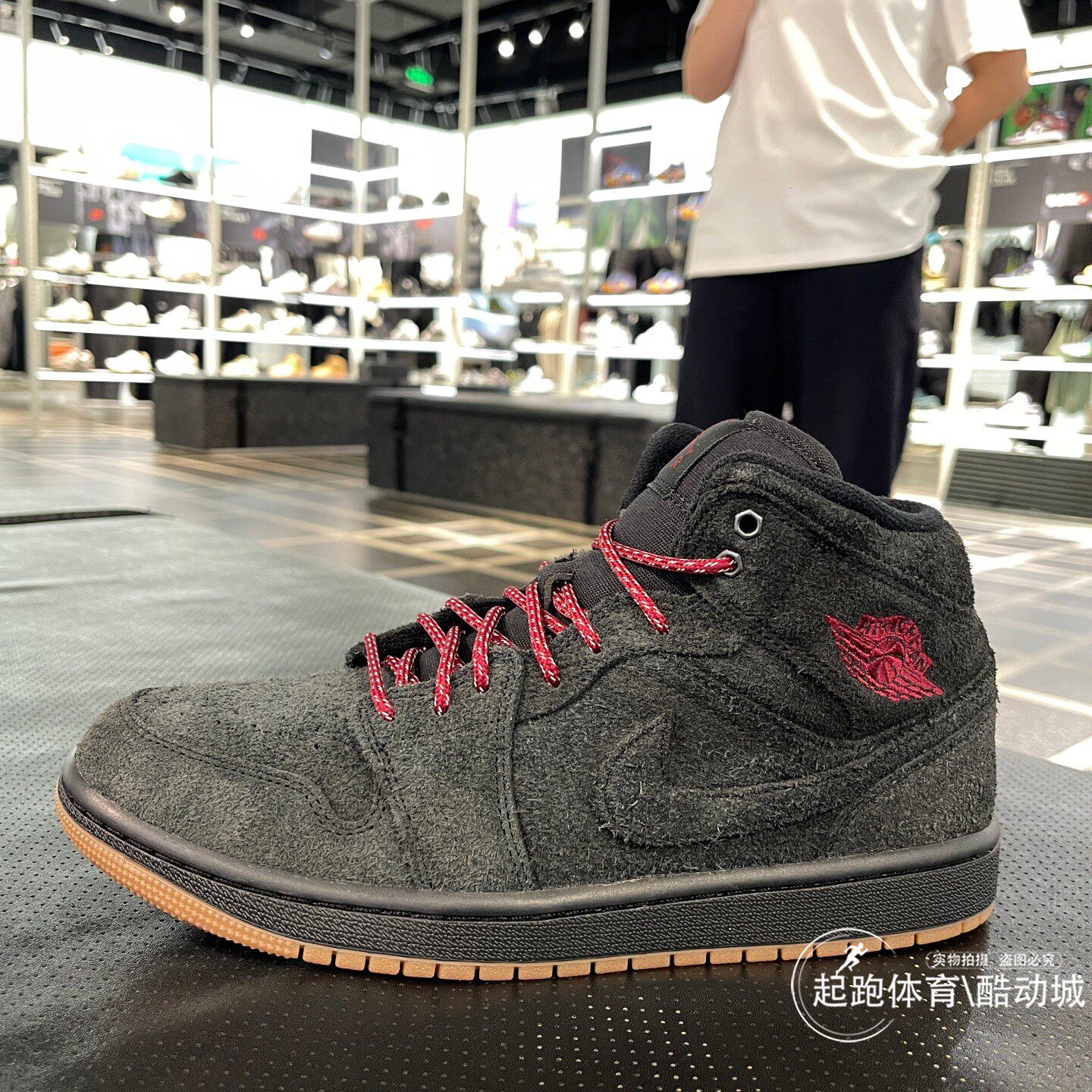 耐克男AJ1中帮翻毛皮复古篮球鞋