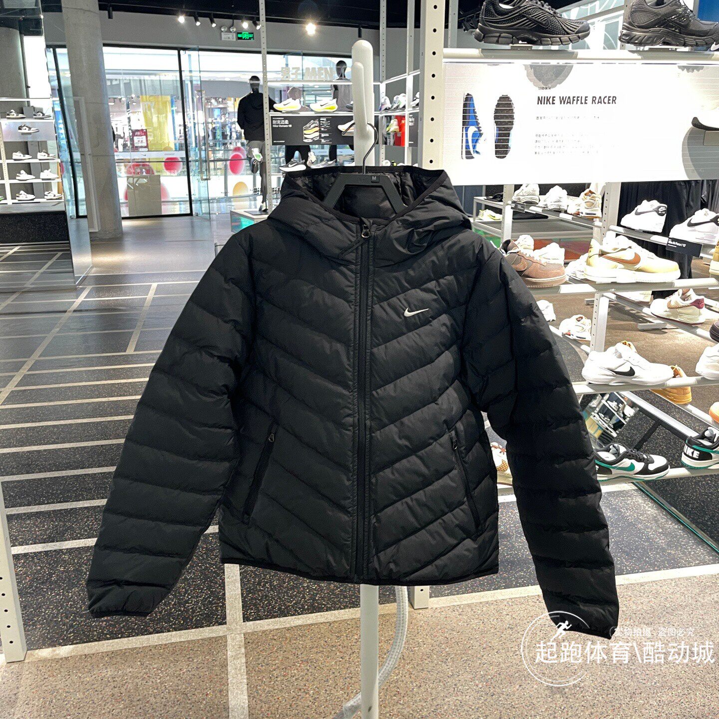 耐克女轻盈保暖运动连帽羽绒服