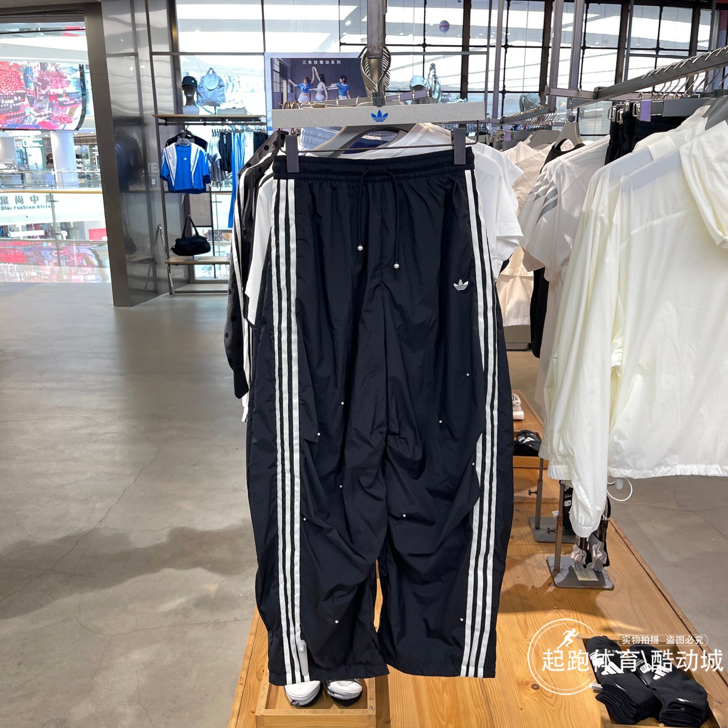阿迪达斯三叶草女子2026春新款梭织宽松阔腿运动裤KS2865 KS2866 - 实物图