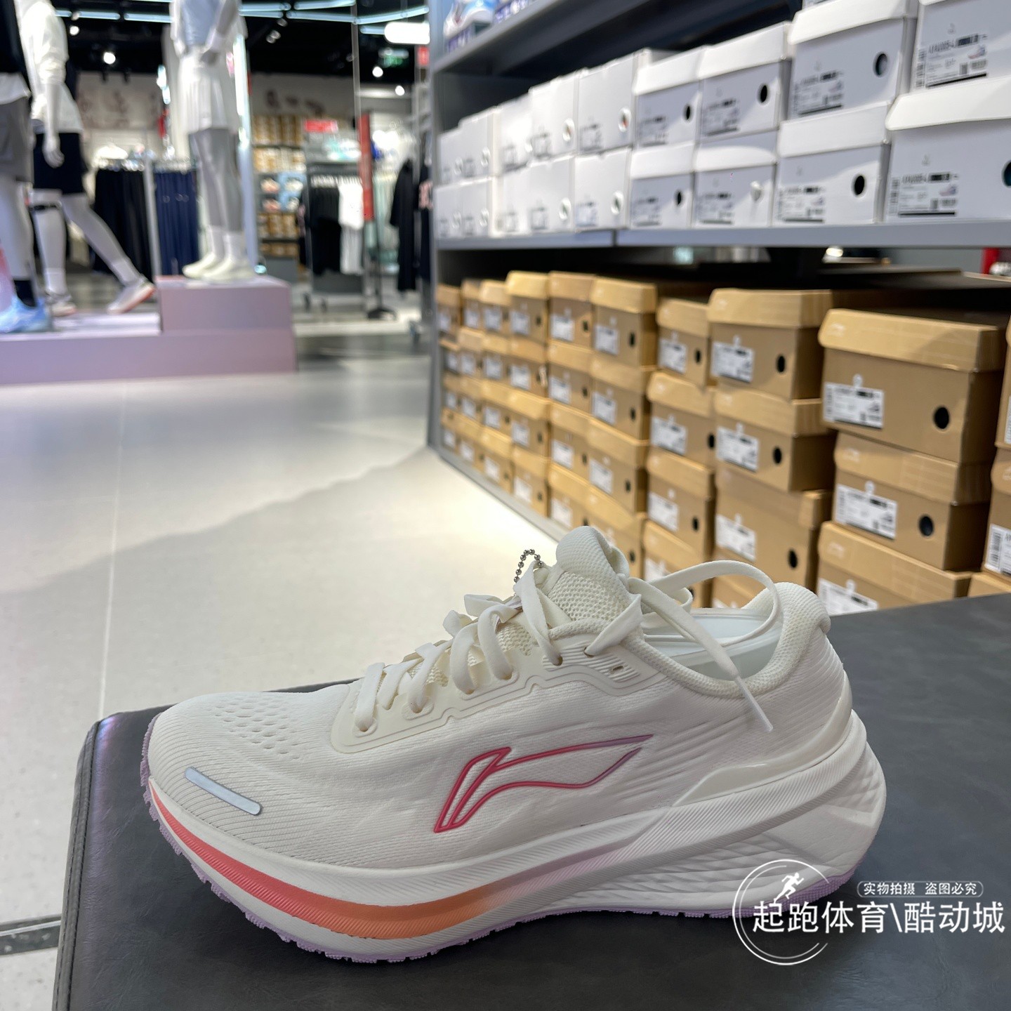 李宁女轻量高回弹透气跑鞋图片