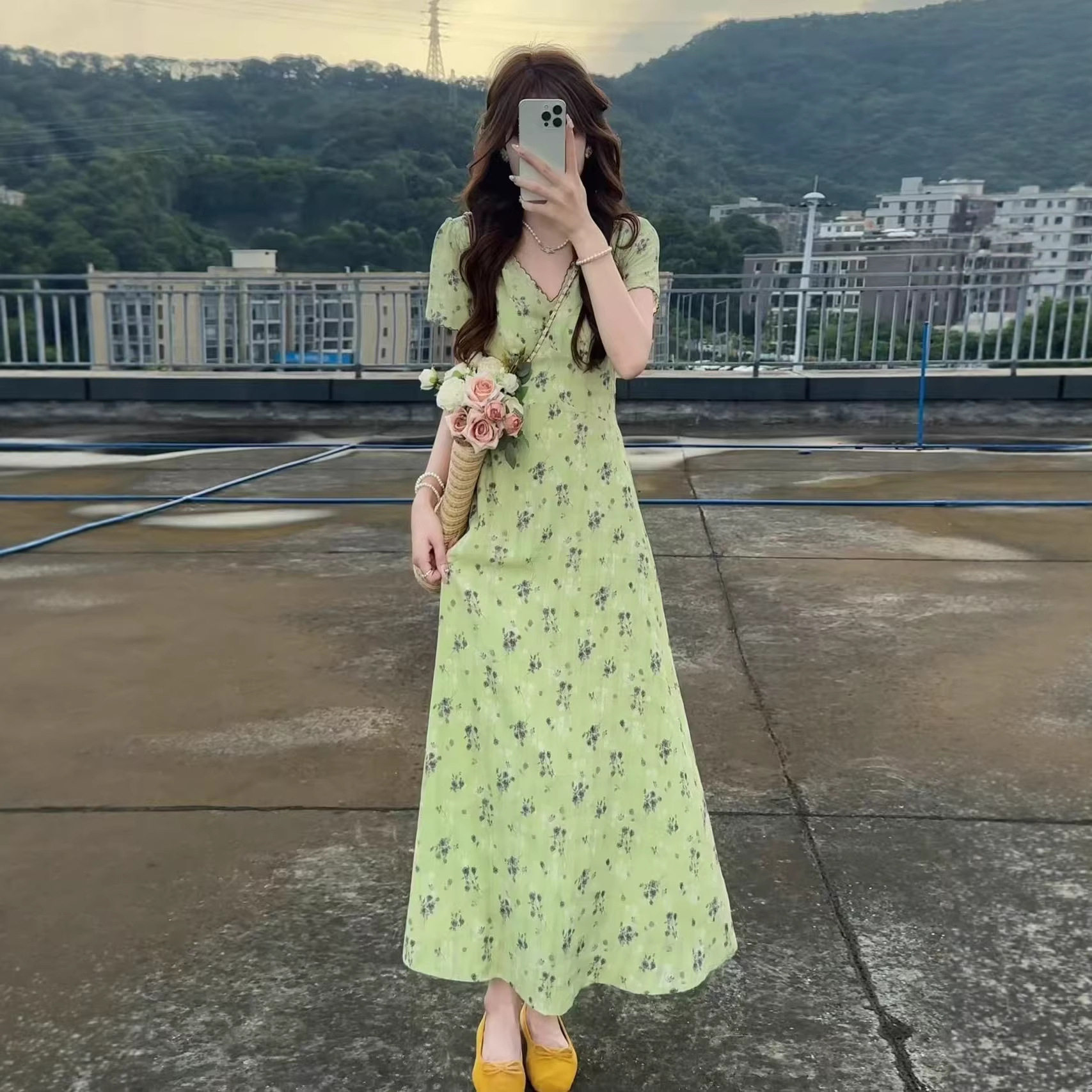 大码胖mm法式V领碎花黑色连衣裙女夏季新款收腰显瘦短袖a字长裙子