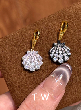 T.W ins新款轻奢通体925银镀22K金气质百搭扇形贝壳镶钻黑金吊坠