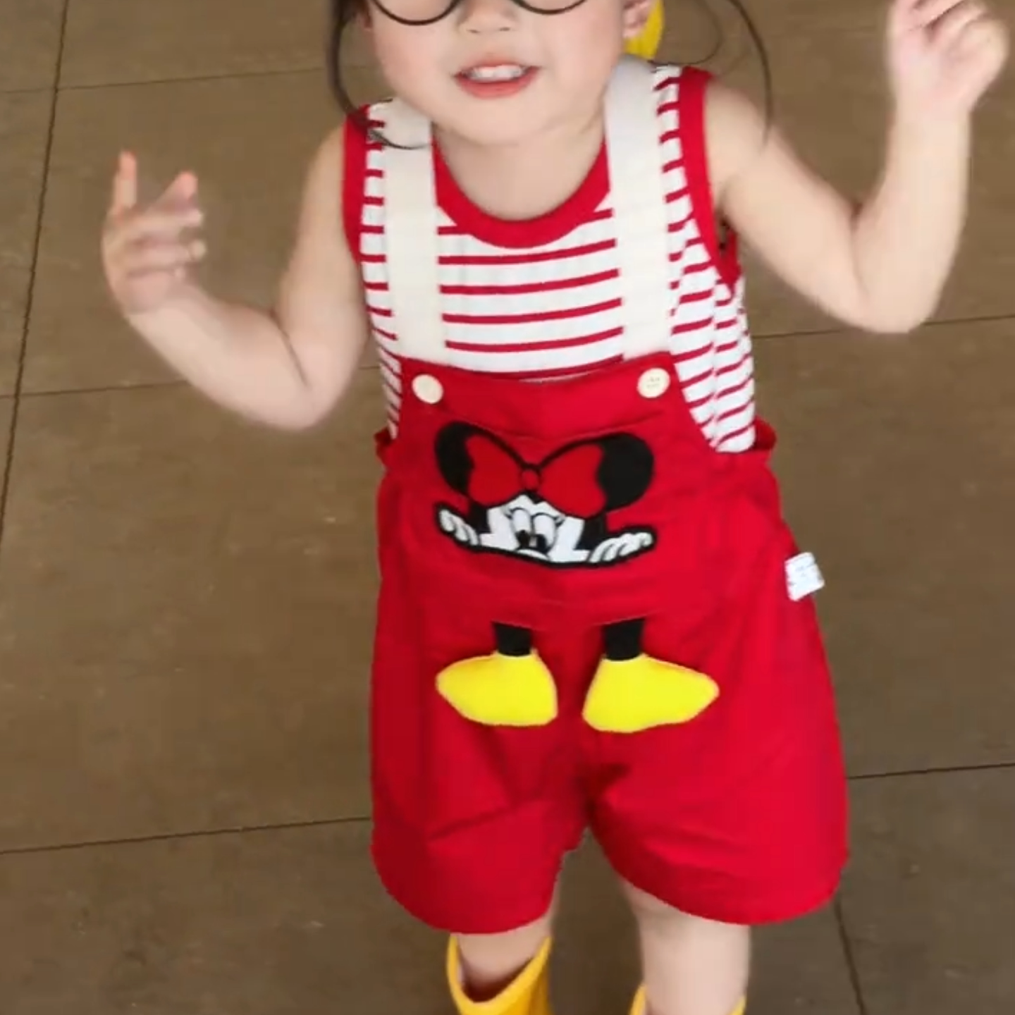 儿童背带裤套装2026新款夏季女宝宝洋气条纹背心卡通连体短裤夏天