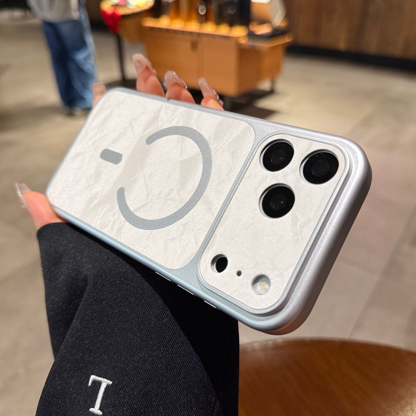 白色雪山纹绒布皮适用苹果17pro手机壳磁吸iPhone16promax秒变17大视窗镜头14全包相机按键15PM高级13保护套