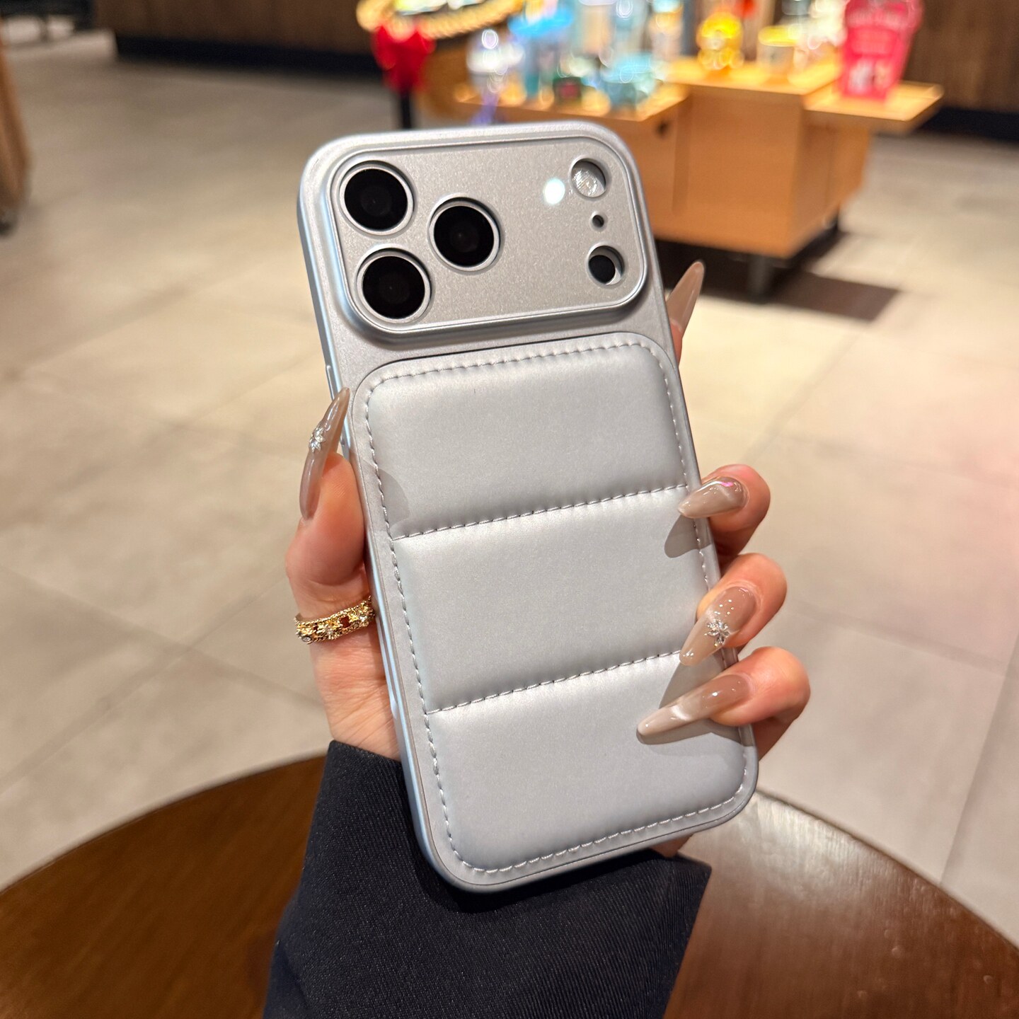 高级感银色羽绒服适用苹果17promax手机壳iphone16promax冬季新款15pro秒变17大视窗镜头14男女13保护套情侣